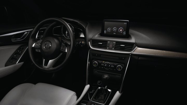 Mazda CX-4 zahajuje vlnu kříženců SUV a kupé také v japonském provedení.