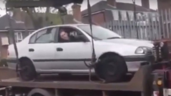 Řidič Toyoty chtěl odjet z odtahové plošiny