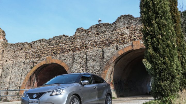 Suzuki Baleno SHVS má v útrobách mild-hybridní technologii.