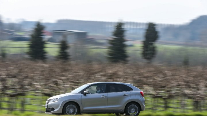 Suzuki Baleno SHVS má v útrobách mild-hybridní technologii.