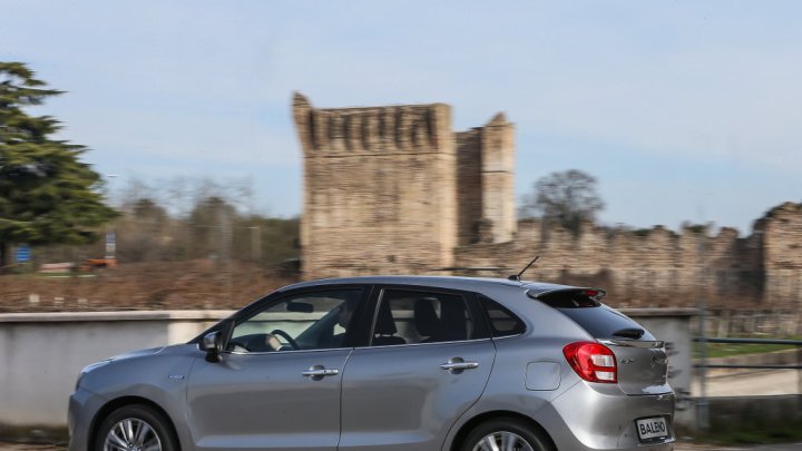 Suzuki Baleno SHVS má v útrobách mild-hybridní technologii.