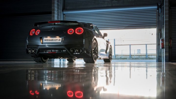 Omlazený Nissan GT-R přichází k českým prodejcům.