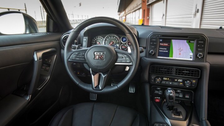 Omlazený Nissan GT-R přichází k českým prodejcům.