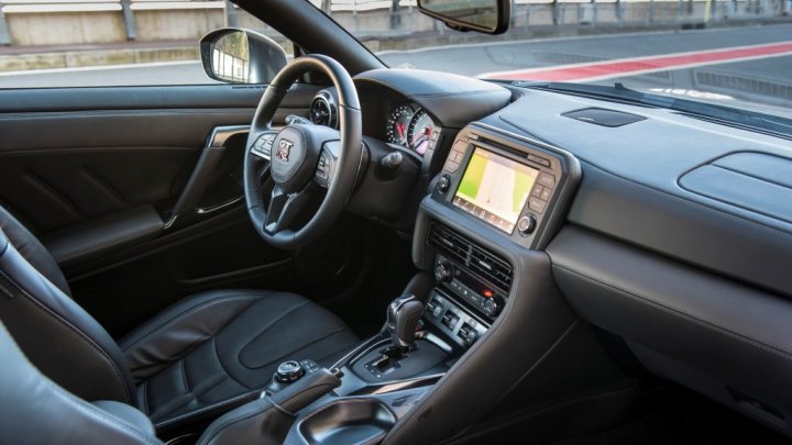 Omlazený Nissan GT-R přichází k českým prodejcům.