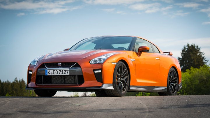 Omlazený Nissan GT-R přichází k českým prodejcům.