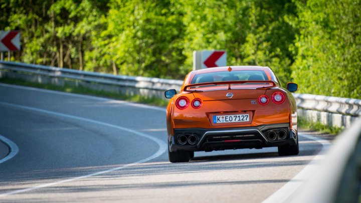 Omlazený Nissan GT-R přichází k českým prodejcům.