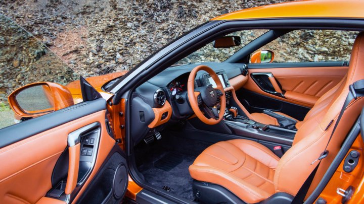 Omlazený Nissan GT-R přichází k českým prodejcům.