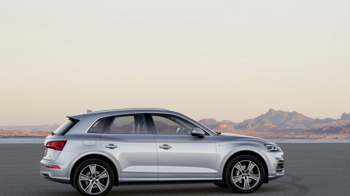 Audi Q5 se představuje ve druhá generaci, ta je větší a celkově vyspělejší.