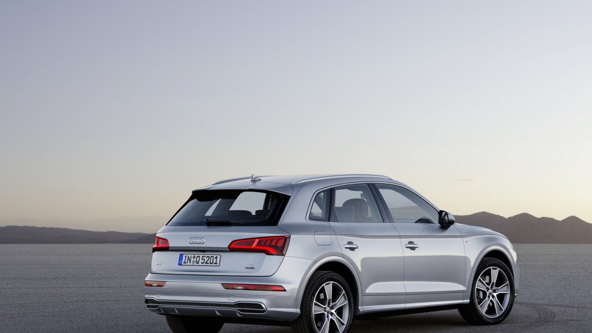 Audi Q5 se představuje ve druhá generaci, ta je větší a celkově vyspělejší.