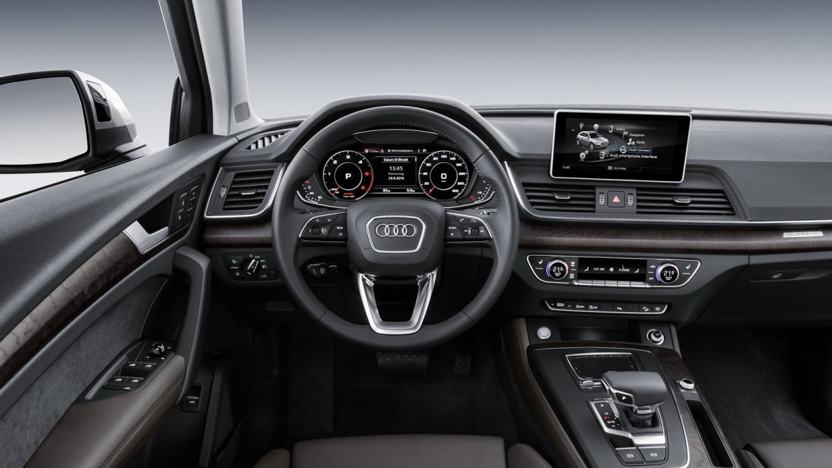 Audi Q5 se představuje ve druhá generaci, ta je větší a celkově vyspělejší.