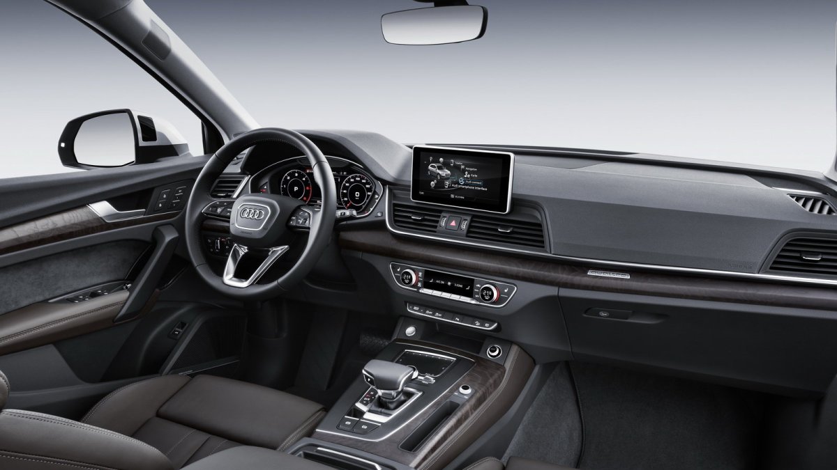 Audi Q5 se představuje ve druhá generaci, ta je větší a celkově vyspělejší.