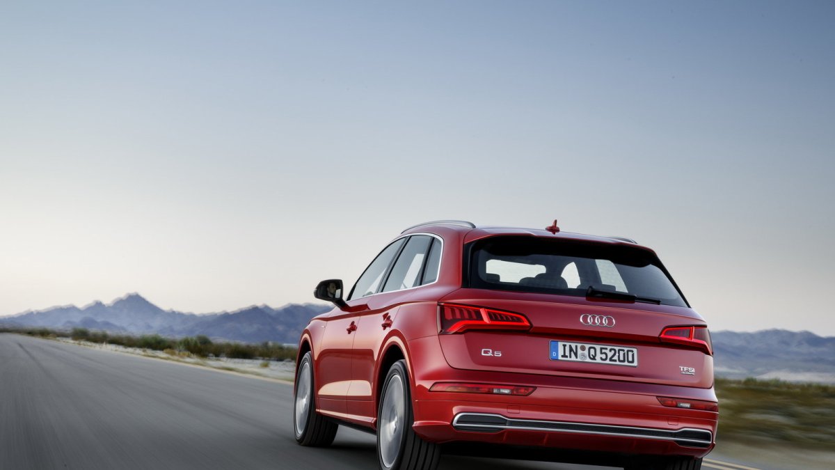 Audi Q5 se představuje ve druhá generaci, ta je větší a celkově vyspělejší.