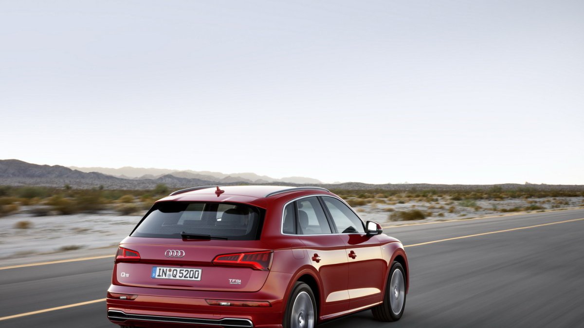 Audi Q5 se představuje ve druhá generaci, ta je větší a celkově vyspělejší.