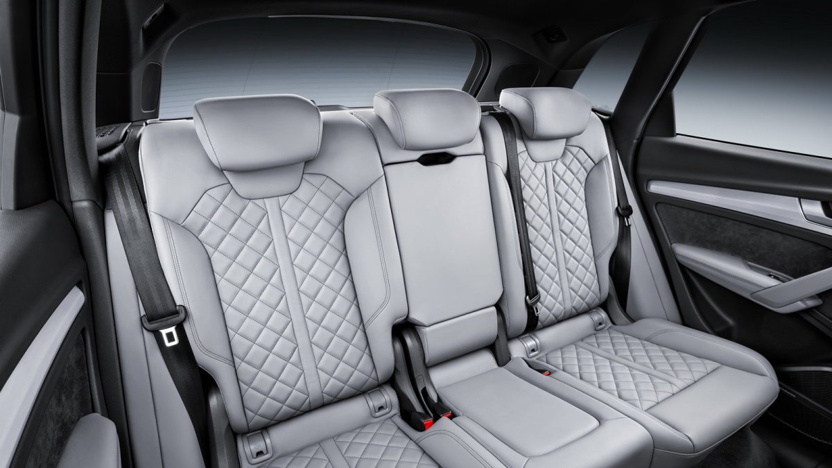 Audi Q5 se představuje ve druhá generaci, ta je větší a celkově vyspělejší.
