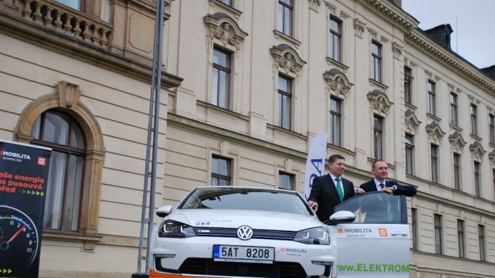 Úřad vlády převzal na tři roky nový Volkswagen e-Golf.