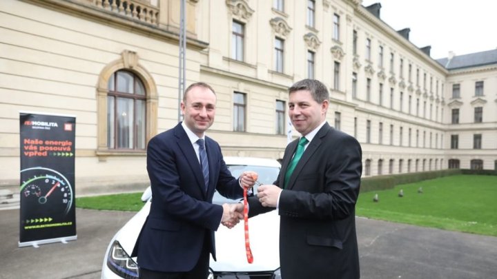 Úřad vlády převzal na tři roky nový Volkswagen e-Golf.
