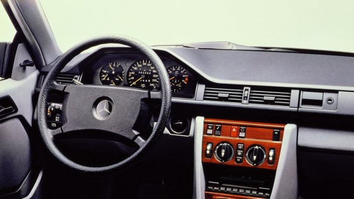 Mercedes-Benz C124 se poprvé představil na ženevském autosalonu 1987.