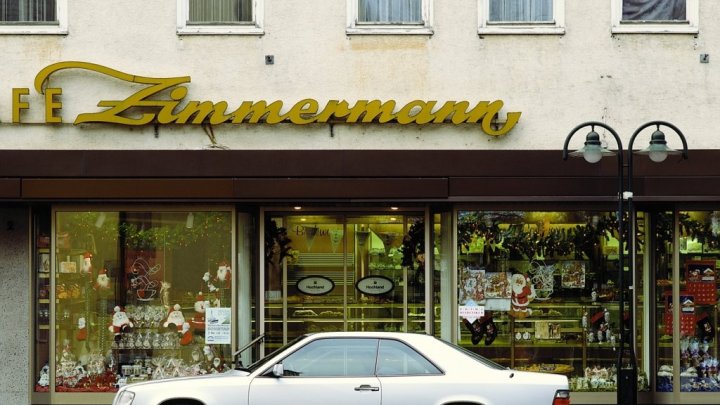 Mercedes-Benz C124 se poprvé představil na ženevském autosalonu 1987.