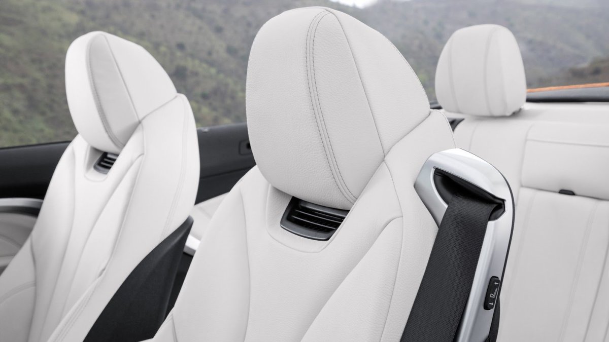 BMW řady 4 dostalo například nová LED světla a upravený interiér.