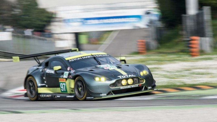 Aston Martin Vantage GTE při prologu v Monze