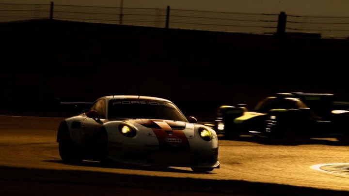 Porsche 911RSR týmu Gulf Racing s posádkou Michael Wainwright, Nick Foster, Benjamin Barker