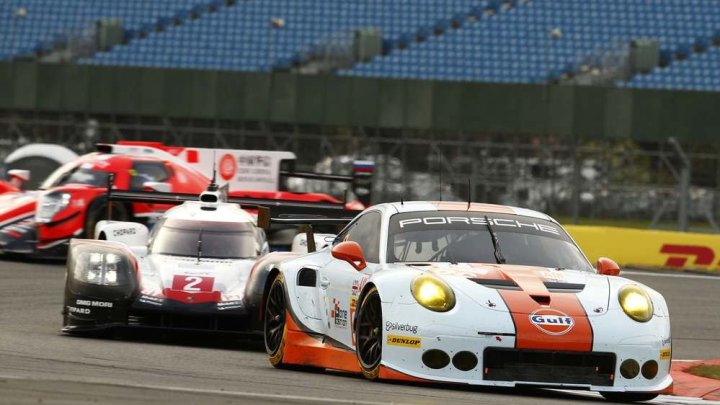 Porsche 911RSR týmu Gulf Racing s posádkou Michael Wainwright, Nick Foster, Benjamin Barker