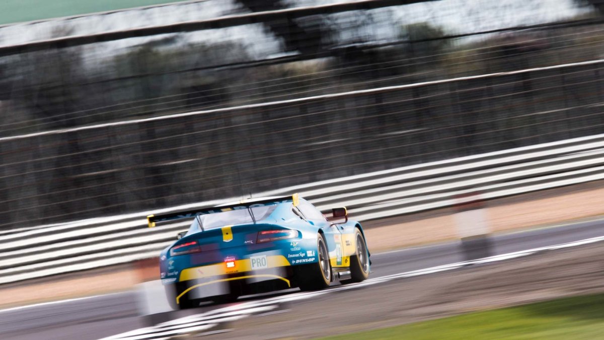 Vůz Aston Martin Vantage V8 GTE posádky Darren Turner, Jonathan Adam, Daniel Serra