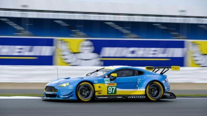 Aston Martin Vantage posádky Darren Turner, Jonathan Adam, Daniel Serra