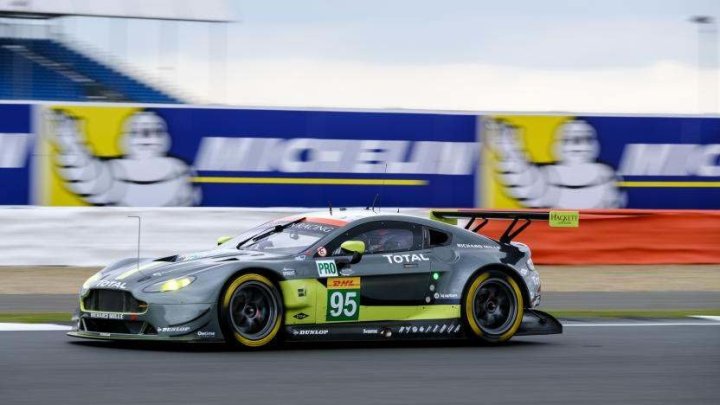 Aston Martin Vantage posádky Richie Stanaway, Marco Sorensen, Nicki Thiim