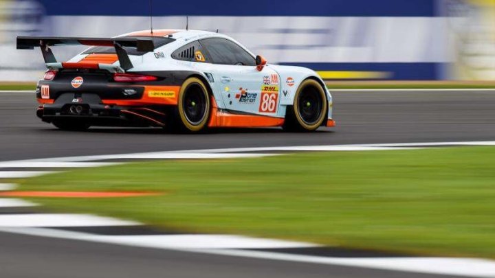 Porsche 911RSR týmu Gulf Racing s posádkou Michael Wainwright, Nick Foster, Benjamin Barker