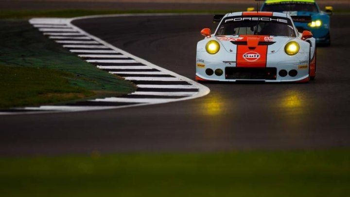 Porsche 911RSR týmu Gulf Racing s posádkou Michael Wainwright, Nick Foster, Benjamin Barker