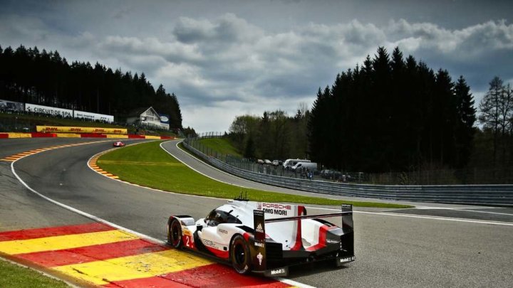 Prototyp Porsche 919 Hybrid s posádkou Brendon Hartley, Earl Bamber, Timo Bernard na trati v belgickém SPA-Francorchamps