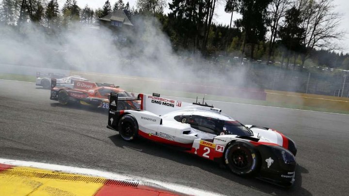 Prototyp Porsche 919 Hybrid s posádkou Brendon Hartley, Earl Bamber, Timo Bernard na trati v belgickém SPA-Francorchamps
