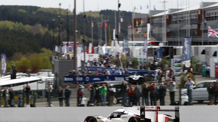 Prototyp Porsche 919 Hybrid s posádkou Brendon Hartley, Earl Bamber, Timo Bernard na trati v belgickém SPA-Francorchamps