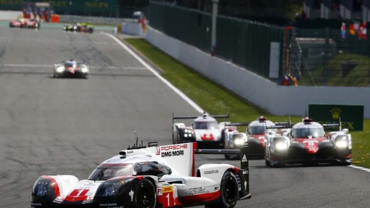 Prototyp Porsche 919 Hybrid s posádkou Neel jani, André Lotterer, Nick Tandy na trati v belgickém SPA-Francorchamps