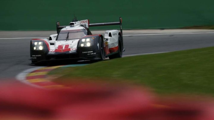 Prototyp Porsche 919 Hybrid s posádkou Neel jani, André Lotterer, Nick Tandy na trati v belgickém SPA-Francorchamps