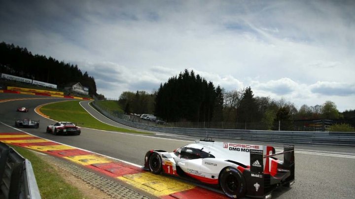 Prototyp Porsche 919 Hybrid s posádkou Neel jani, André Lotterer, Nick Tandy na trati v belgickém SPA-Francorchamps