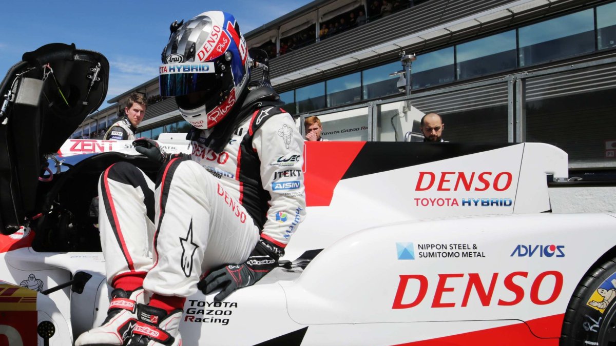 Nicolas Lapierre vystupuje z prototypu Toyota TS050 Hybrid před závodem ve SPA-Francorchamps