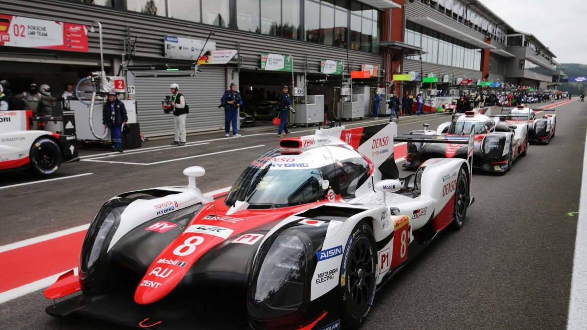 Prototyp Toyota TS050 Hybrid posádky Anthony Davidson, Sébastien Buemi, Kazuki Nakajima