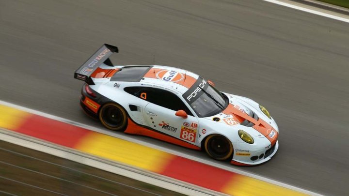 Porsche 911RSR týmu Gulf Racing s posádkou Michael Wainwright, Nick Foster, Matteo Cairoli