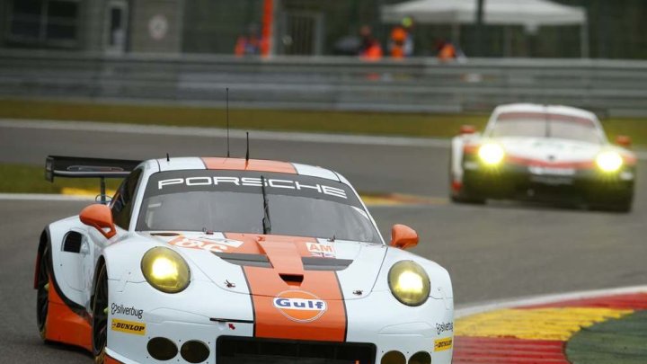 Porsche 911RSR týmu Gulf Racing s posádkou Michael Wainwright, Nick Foster, Matteo Cairoli