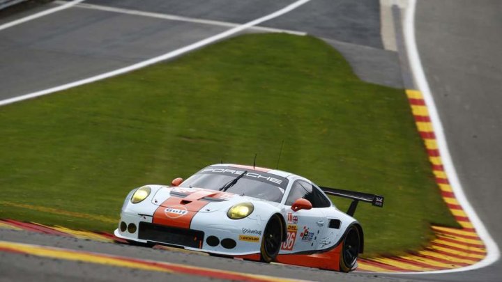 Porsche 911RSR týmu Gulf Racing s posádkou Michael Wainwright, Nick Foster, Matteo Cairoli