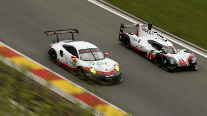 Porsche 911RSR s posádkou Richard Lietz, Frédéric Makowiecki (vlevo)