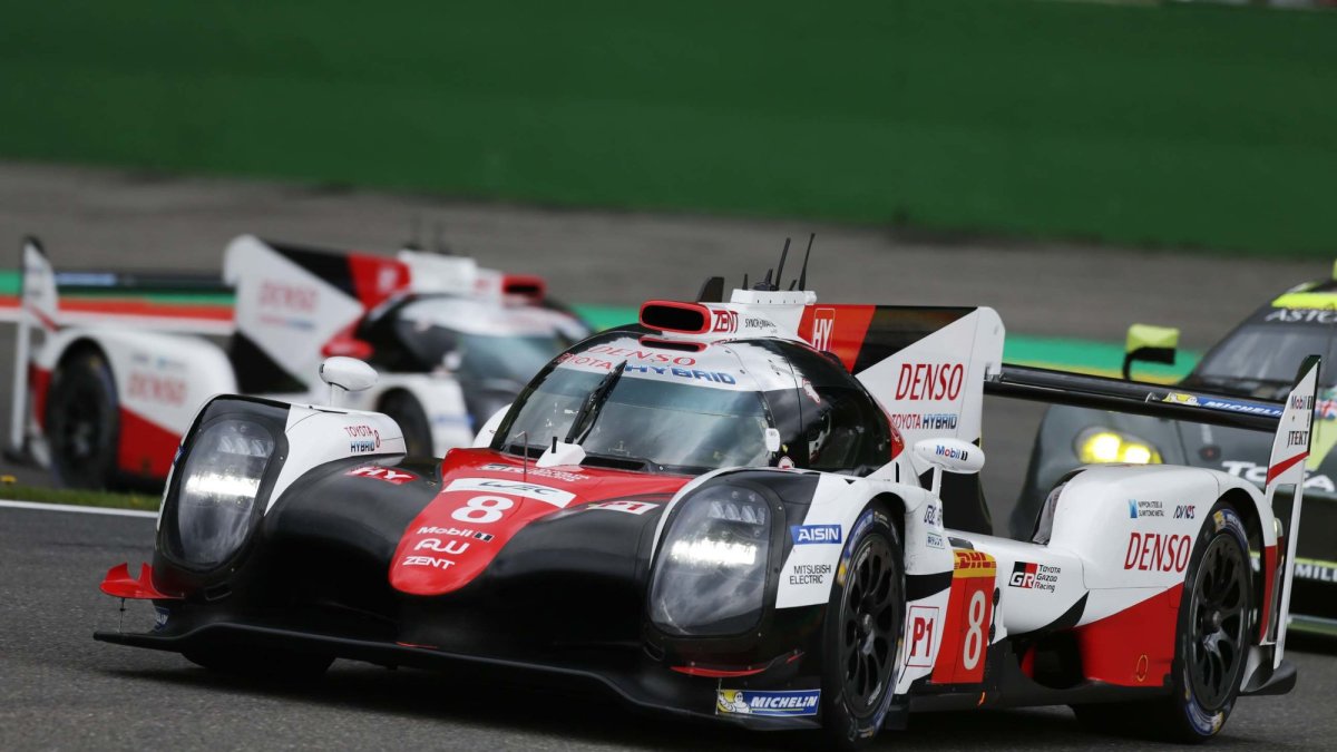 Prototyp Toyota TS050 Hybrid posádky Stéphane Sarrazin, Nicolas Lapierre, Yuji Kunimoto