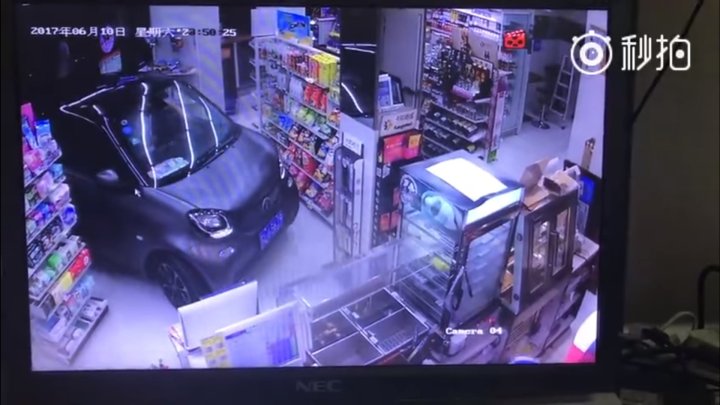 Čínský řidič si vysvětlit "Drive-Thru" po svém