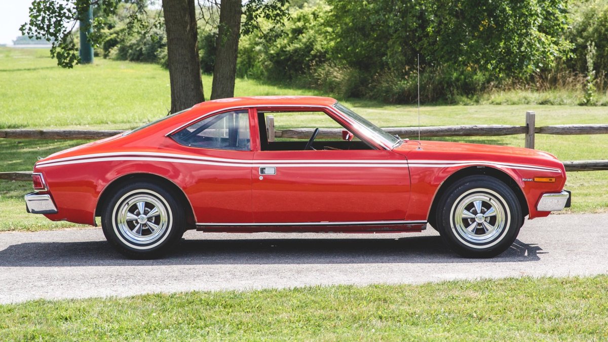 Legendární vůz AMC Hornet z Bondovky Muž se zlatou zbraní