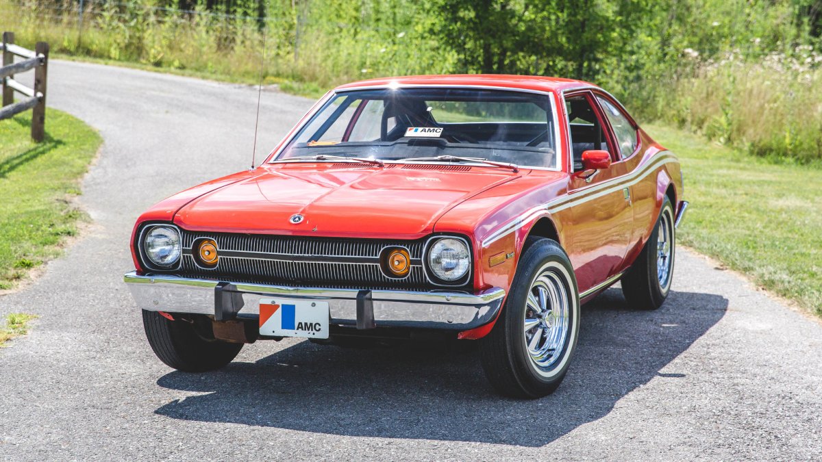 Legendární vůz AMC Hornet z Bondovky Muž se zlatou zbraní