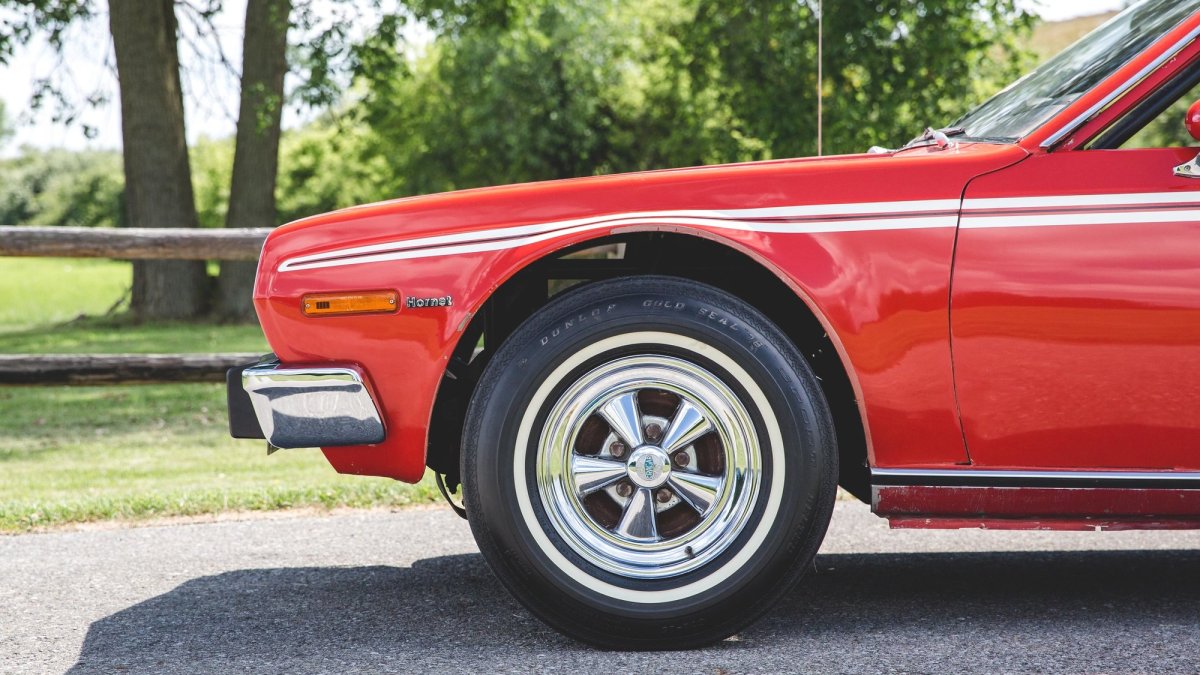 Legendární vůz AMC Hornet z Bondovky Muž se zlatou zbraní