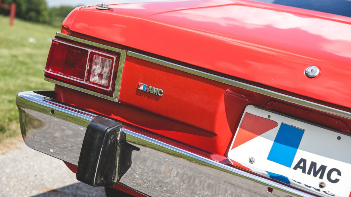 Legendární vůz AMC Hornet z Bondovky Muž se zlatou zbraní