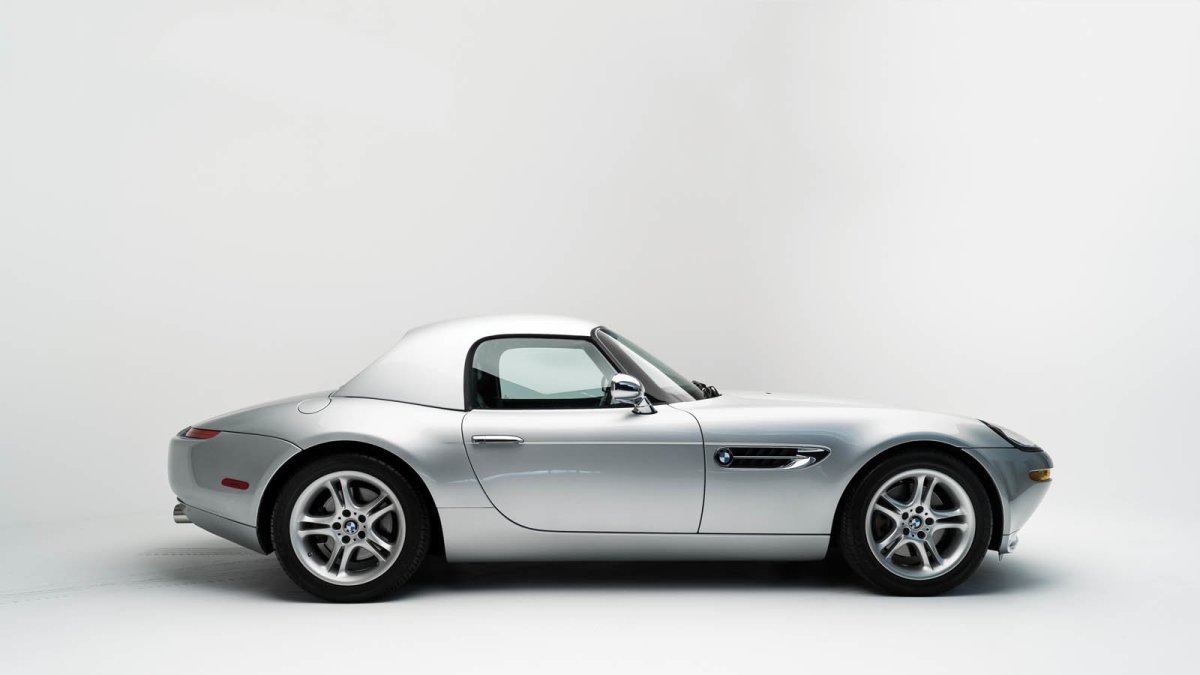 Retro designu BMW Z8 nedokázal odolat ani Steve Jobs (Foto: Karissa Hosek / RM Sotheby's)